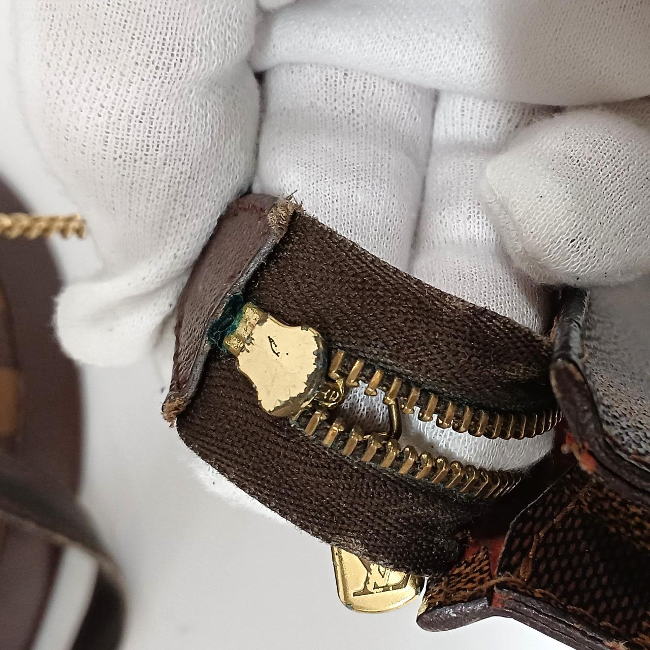 ポーチのファスナー裏側です