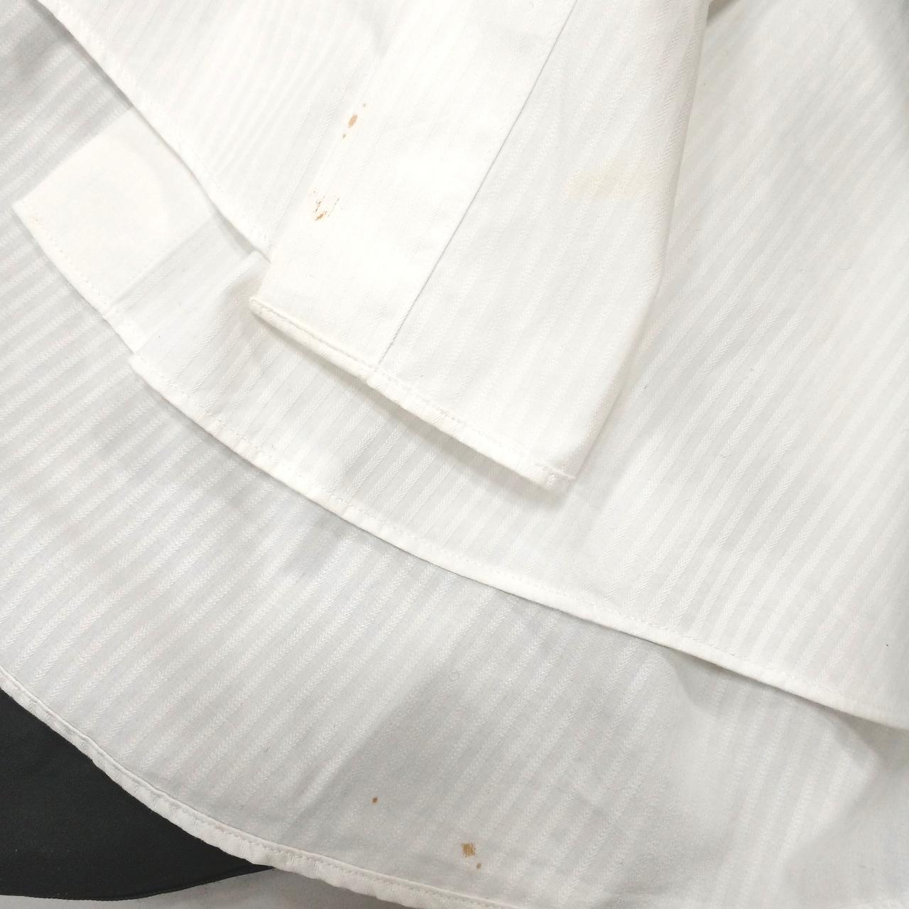 シャツのみシミ汚れありのジャンク品です。