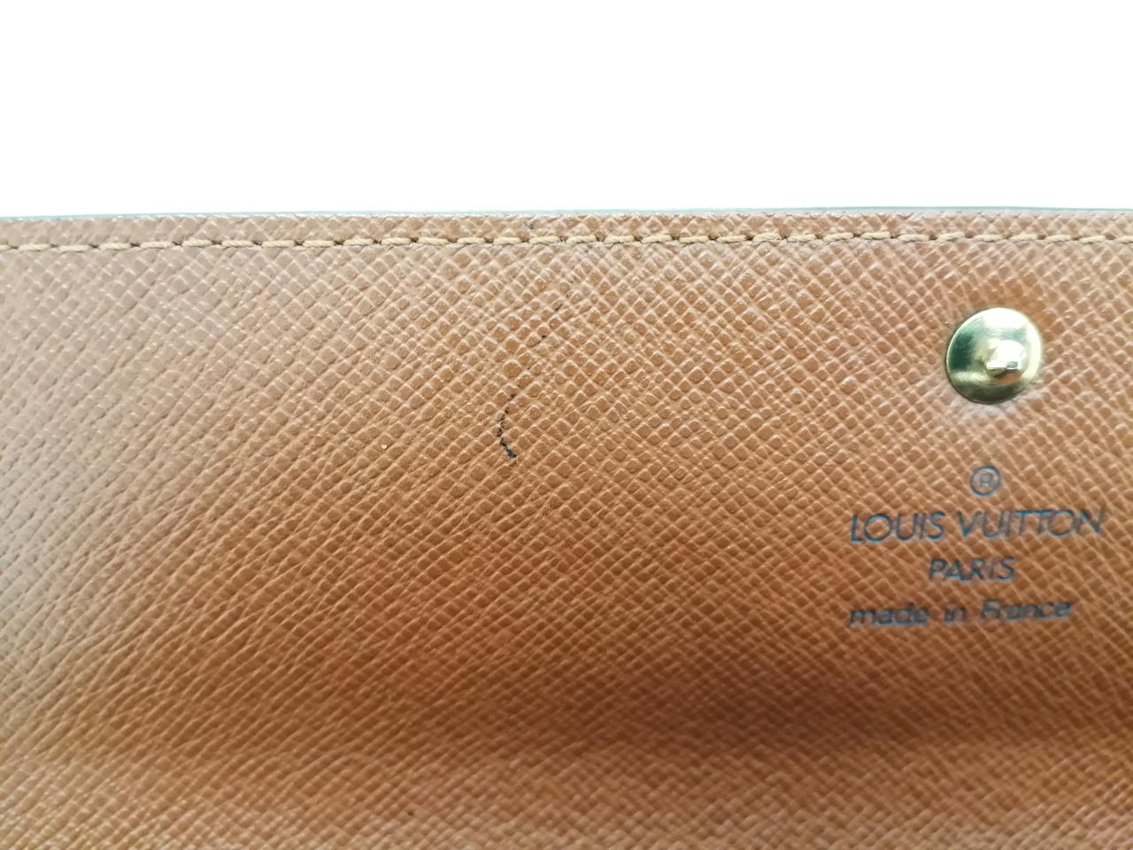 ロゴ左上に、汚れがあります。