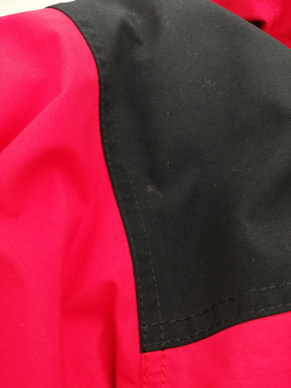 前側右肩辺り小さい汚れあります