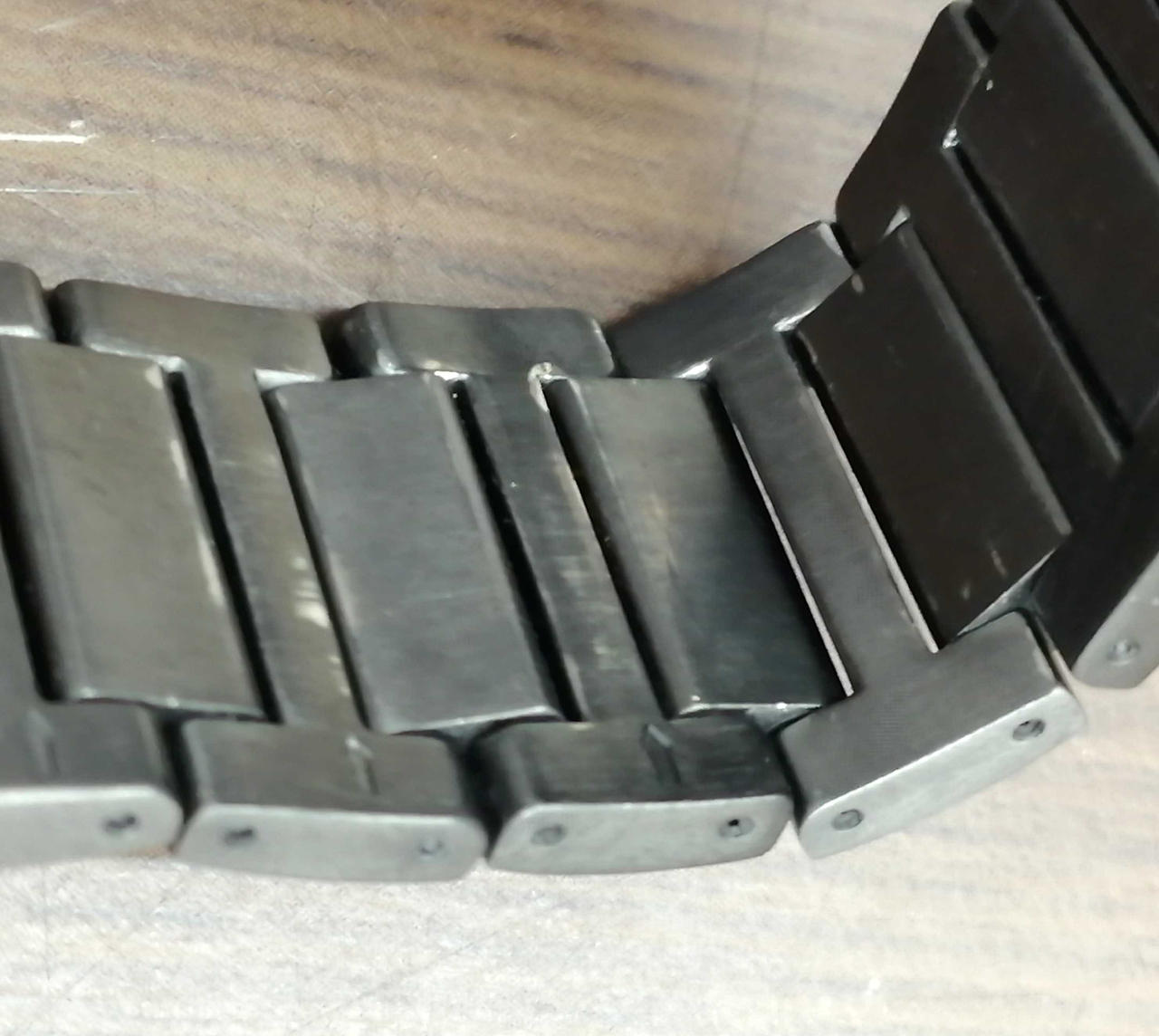 ベルト裏側に細かい傷があります。