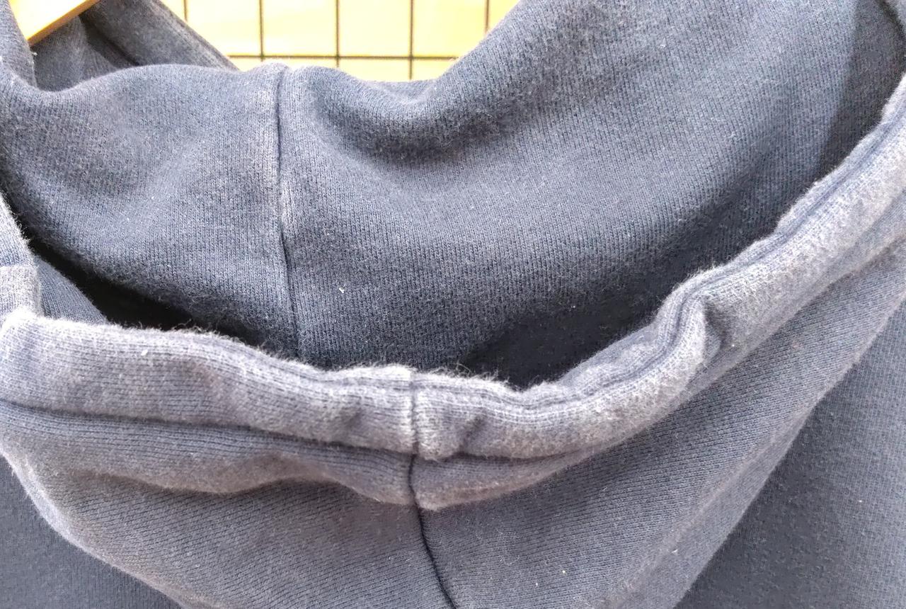 フード縁部分 色褪せあり