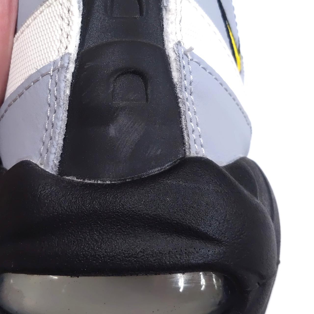 右足踵部分すり傷あり