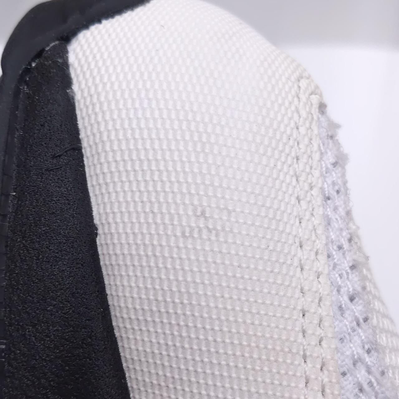 右足つま先部分汚れあり