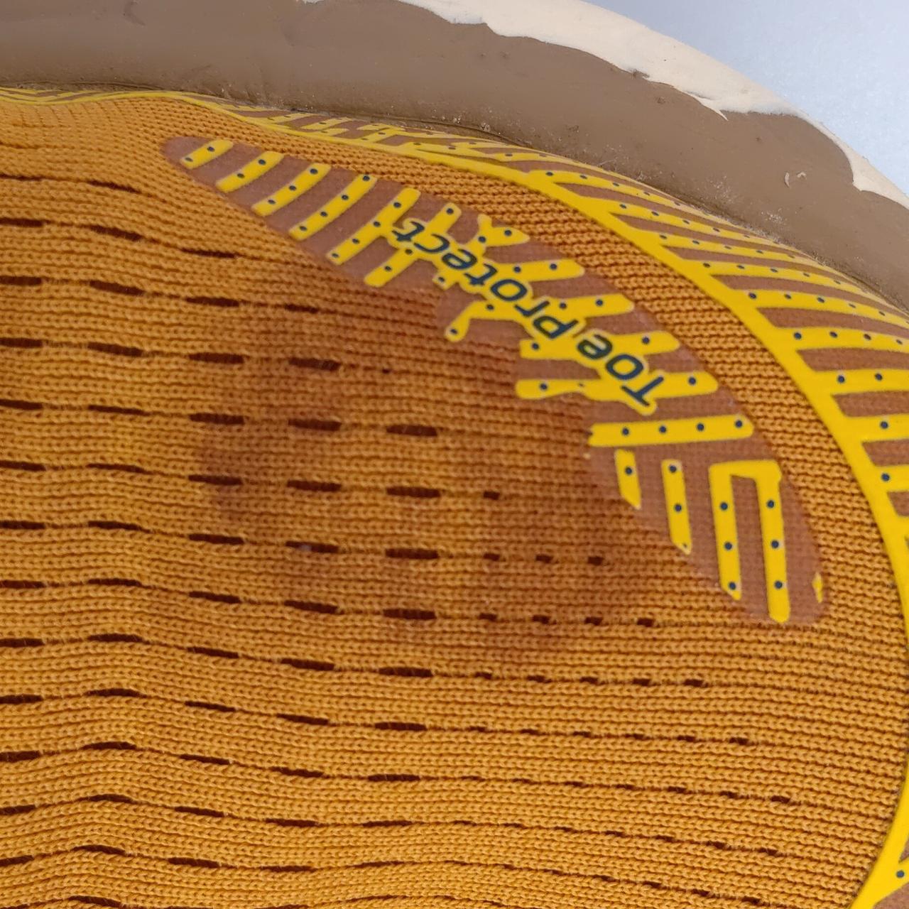 右足つま先　汚れあり