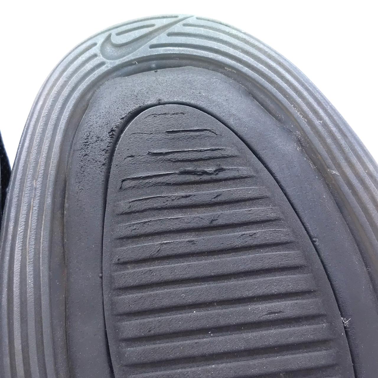 左足つま先靴裏　摩耗あり