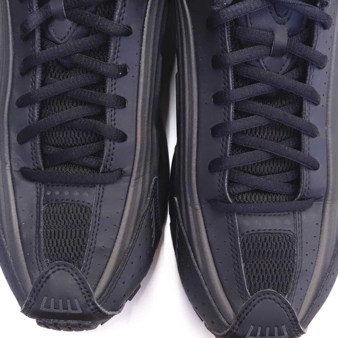 両足つま先付近 履きシワあり