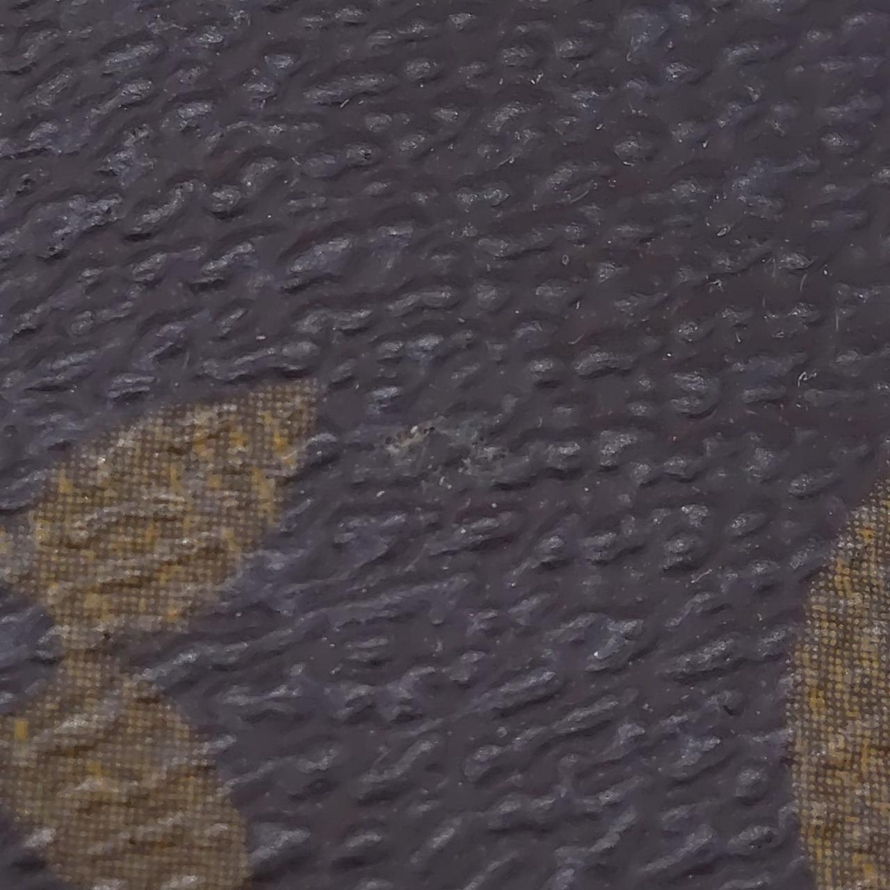 ボタン側　下部　汚れ有り