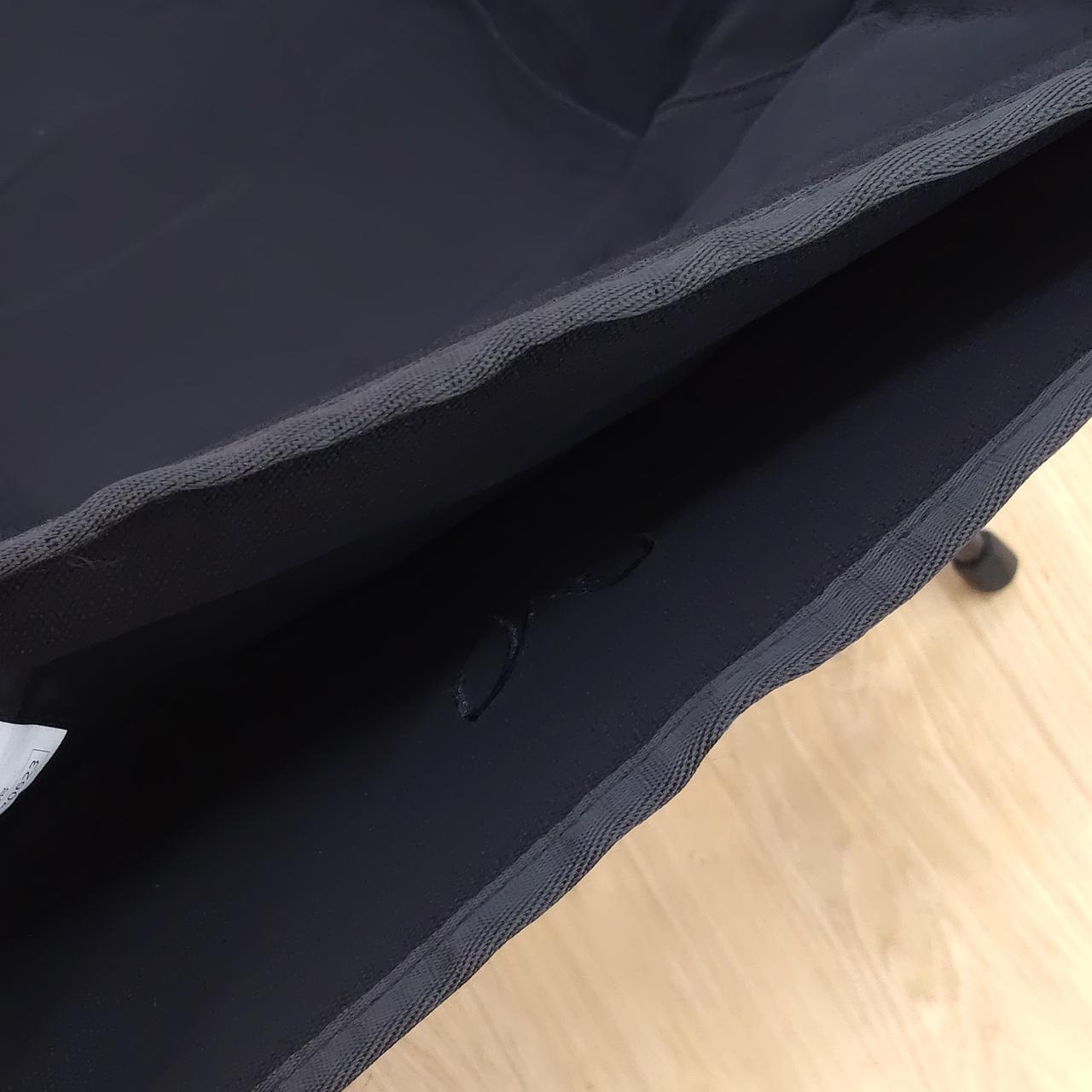 背もたれにも大型のポケット有り