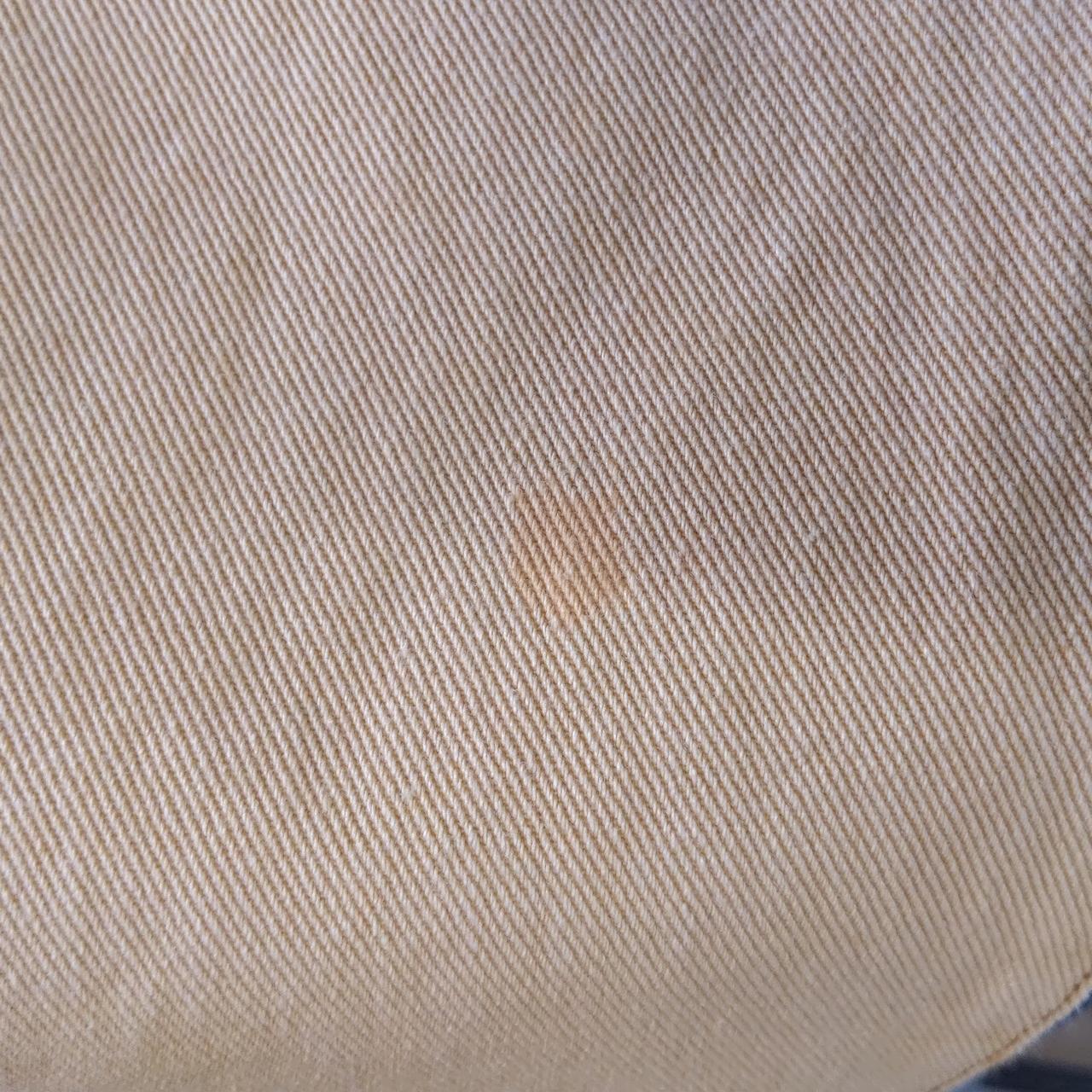 左足側裾近く汚れあり