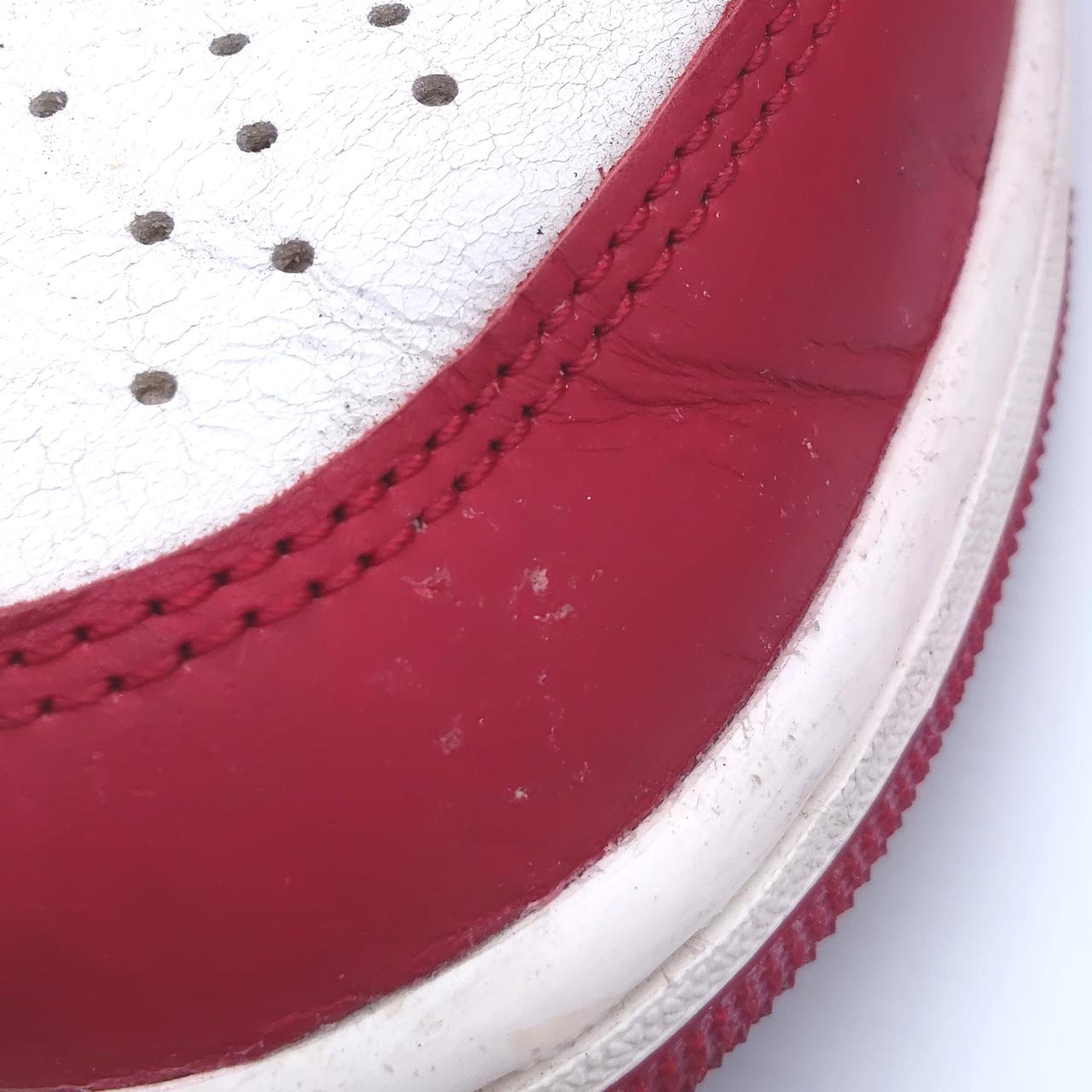 つま先汚れとシワあり