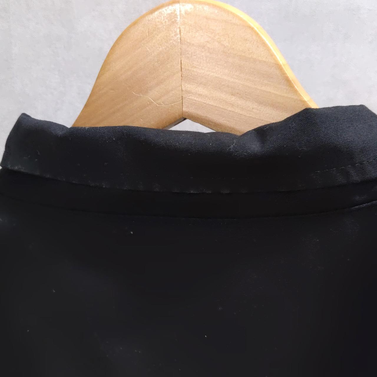 襟元白汚れあり