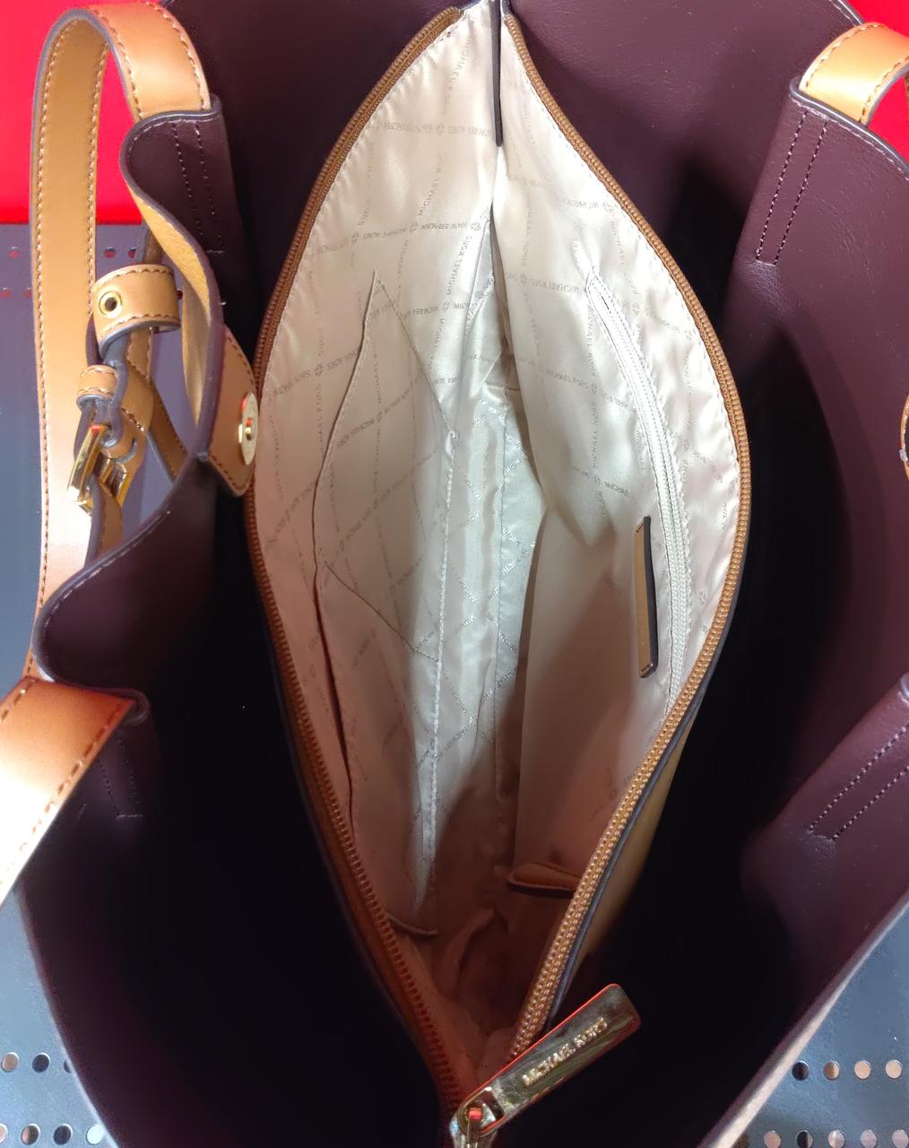 仕切りポケットいっぱい