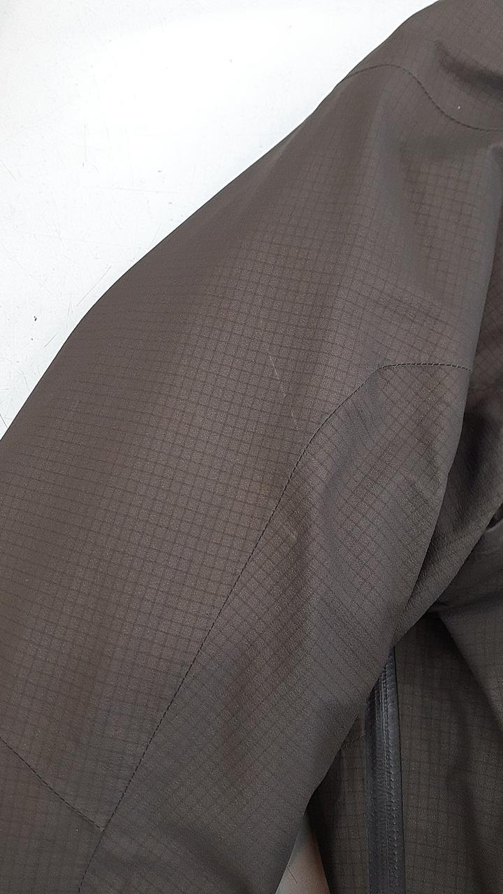 右袖に多少の汚れがございます。