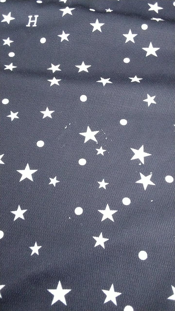 背中に多少のほつれあり。