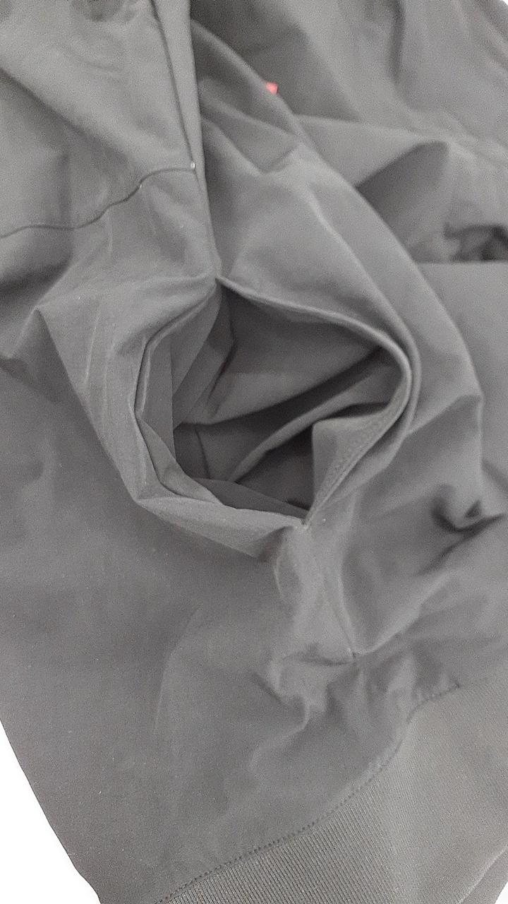 ハンドポケット付き。