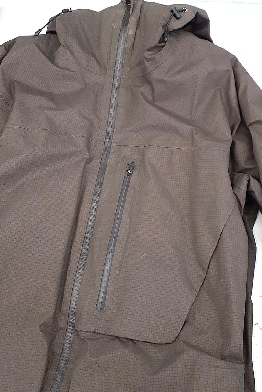 ポケット上に多少の汚れがございます。