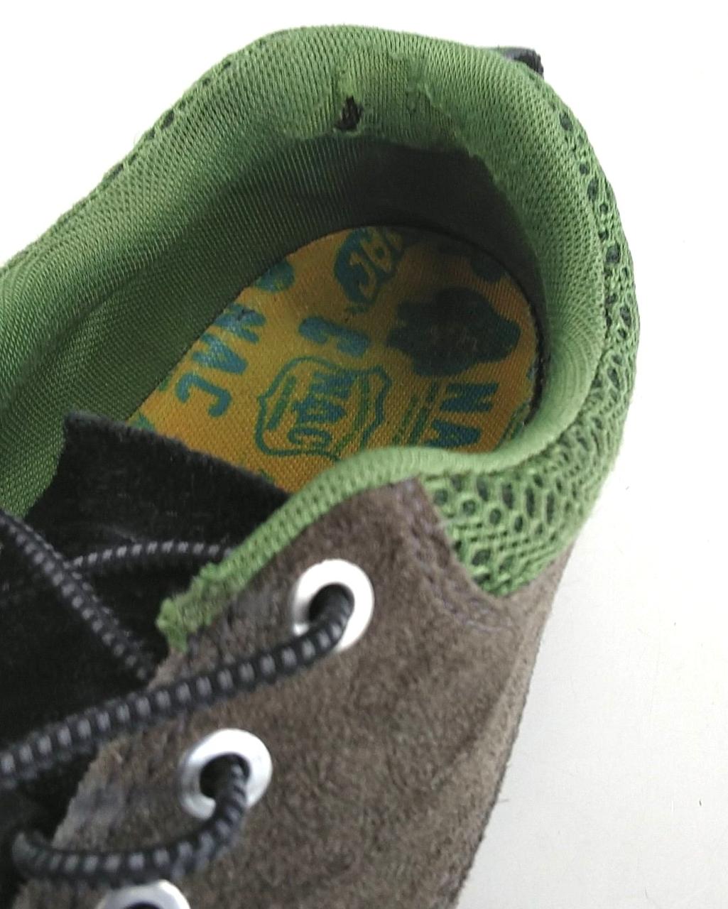 内側に多少の破れあり。