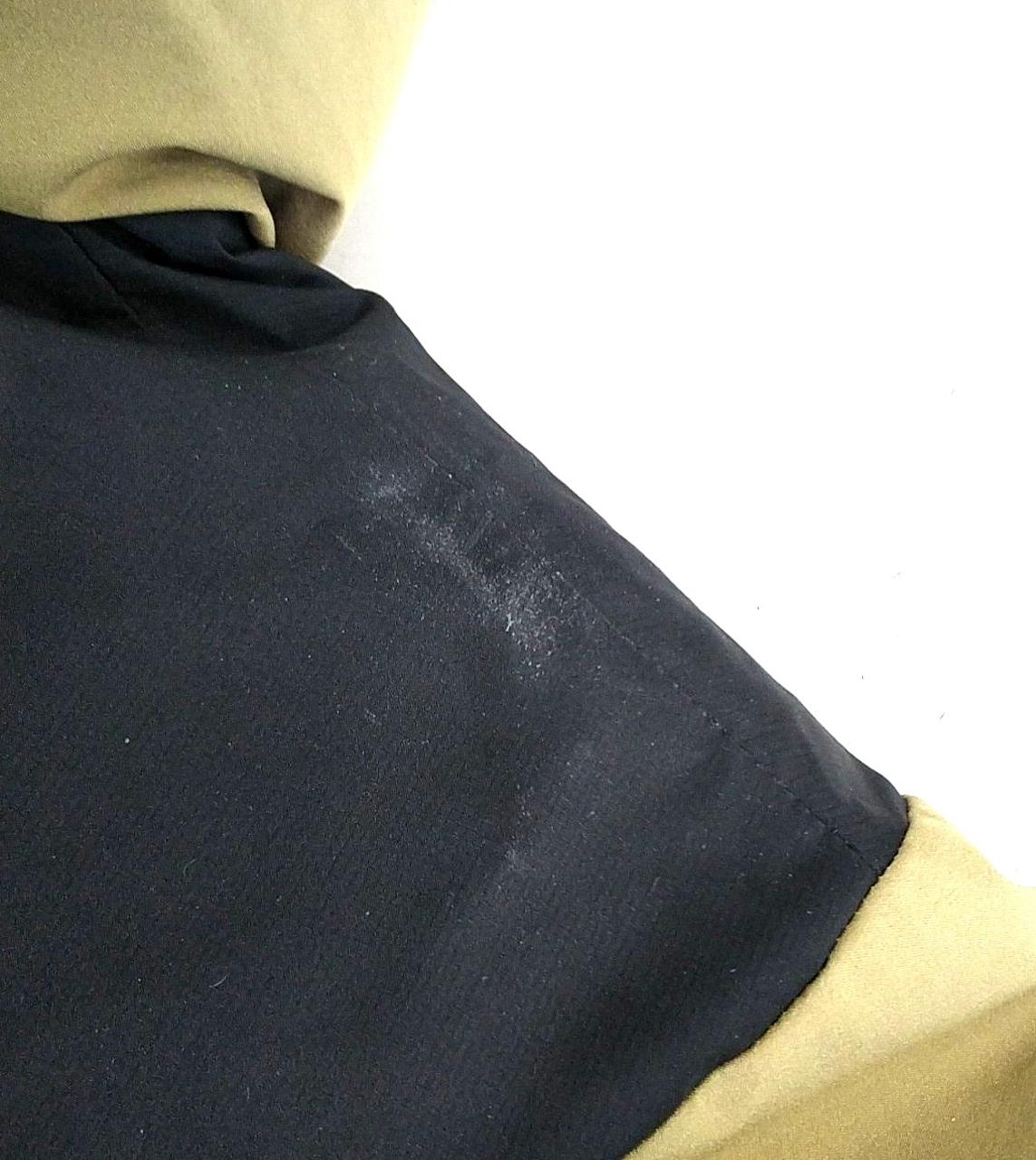 右肩に薄い汚れあり。
