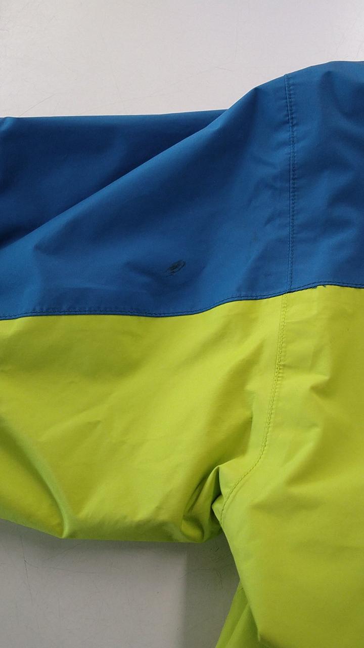 左袖後ろ（肩付近）汚れあり