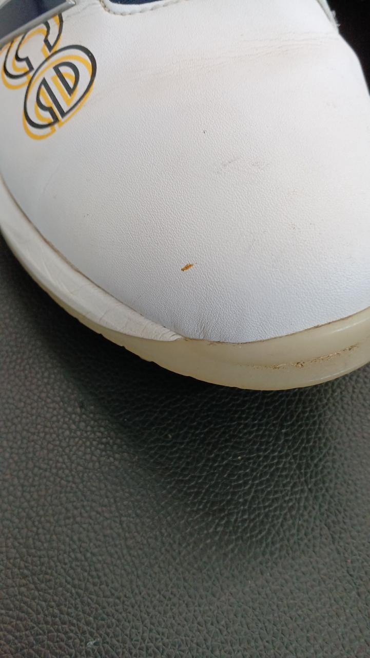 爪先部分シミあり