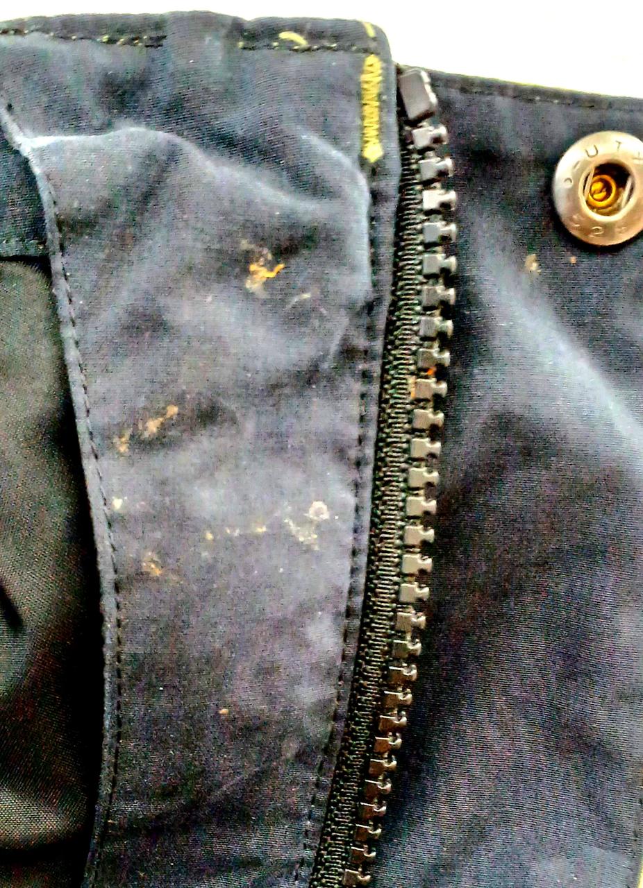 左内側の襟に汚れあり