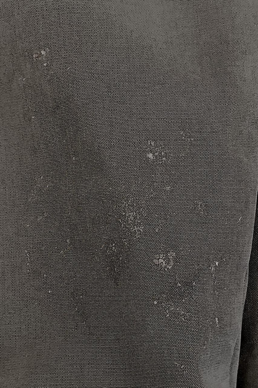 左腕の後ろに汚れあり