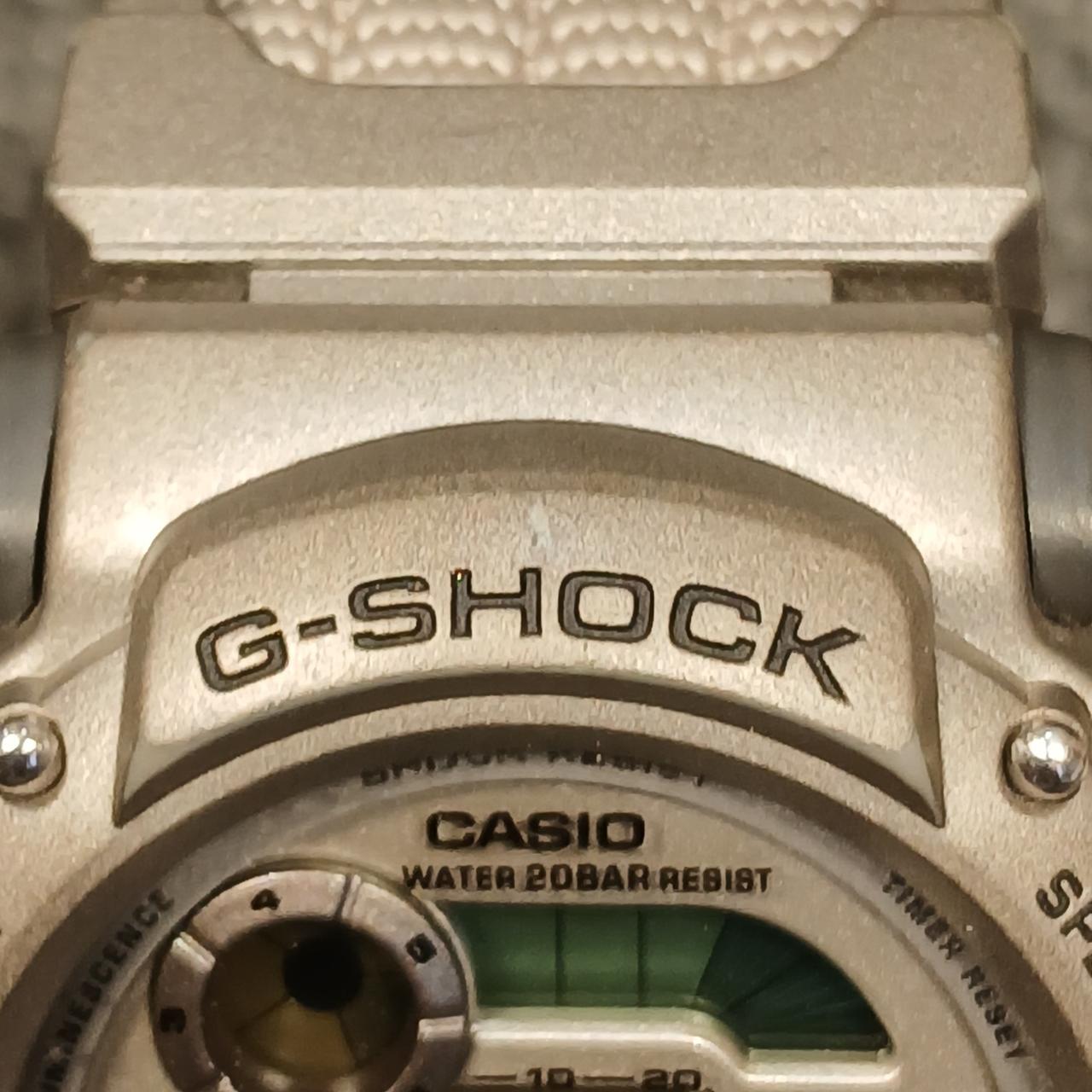 G-SHOCKロゴ上にキズあり。