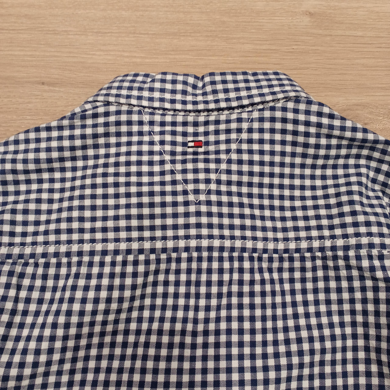 首下のワンポイント刺繍が可愛い