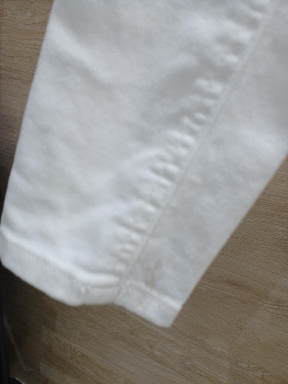 右足下に汚れあり