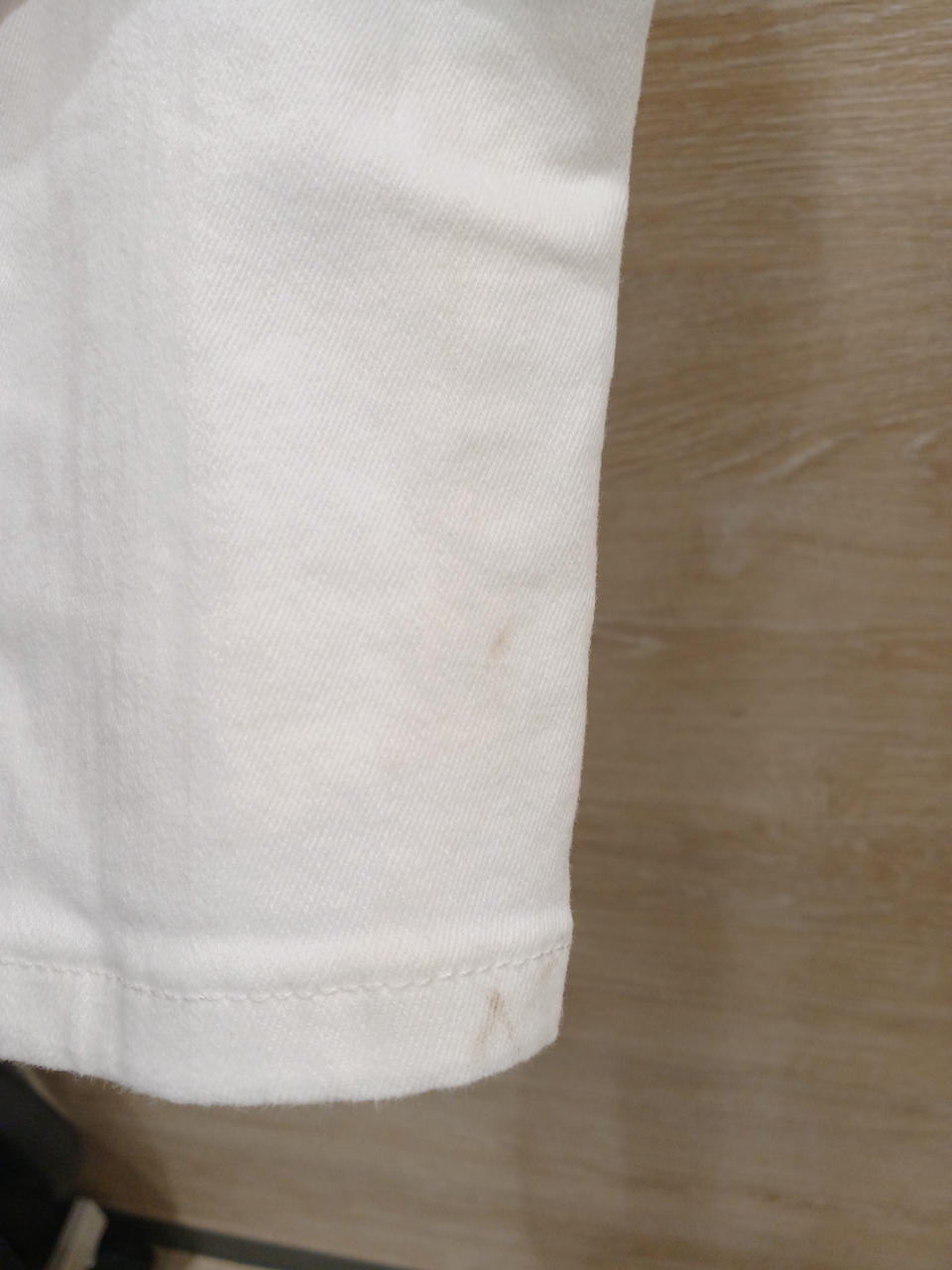 左足下汚れあり