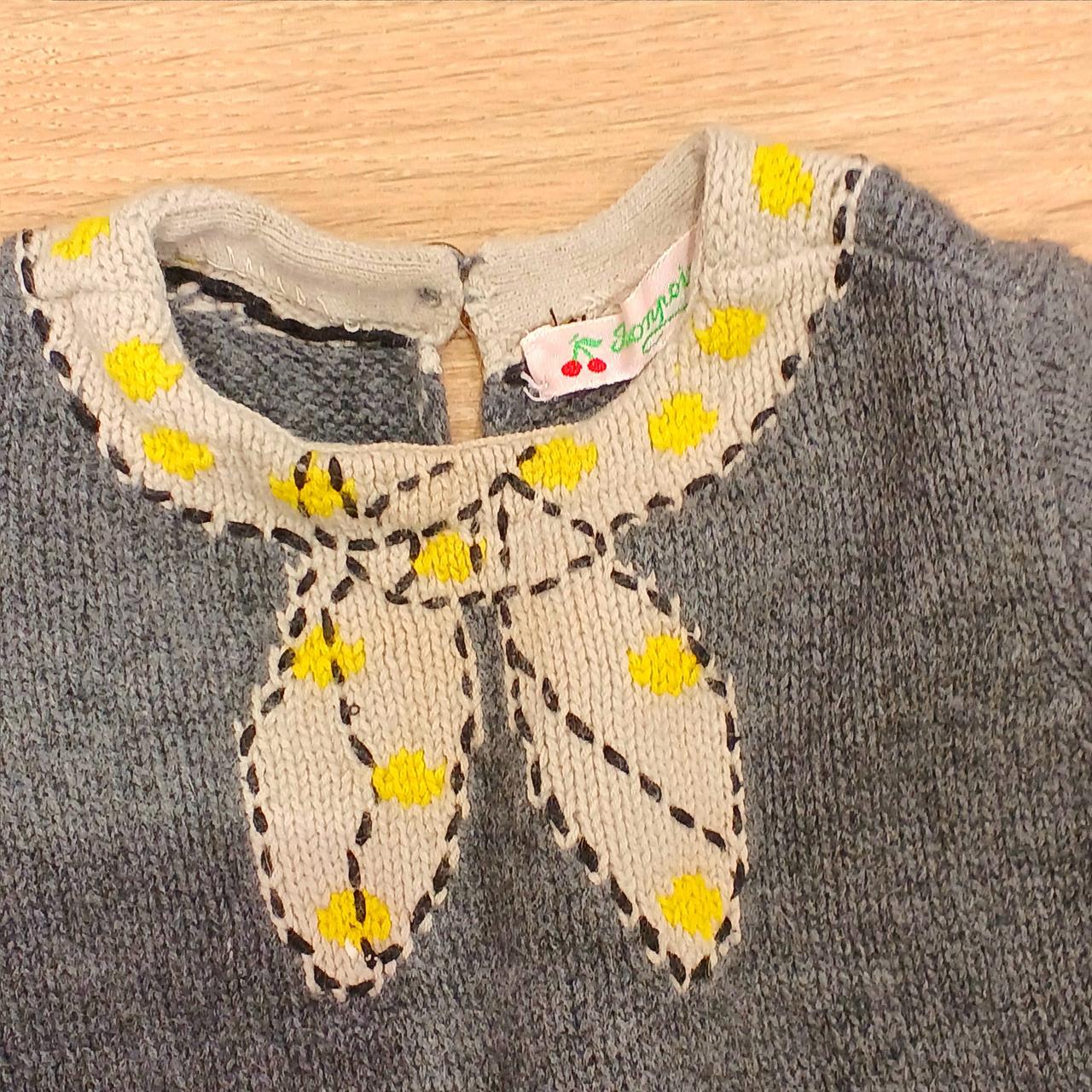 襟元フロント中央にシミがあります。