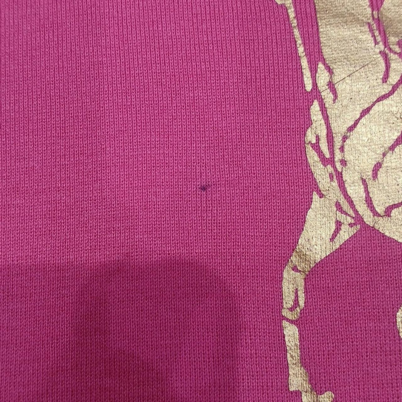 ロゴの横に黒い汚れがあります。