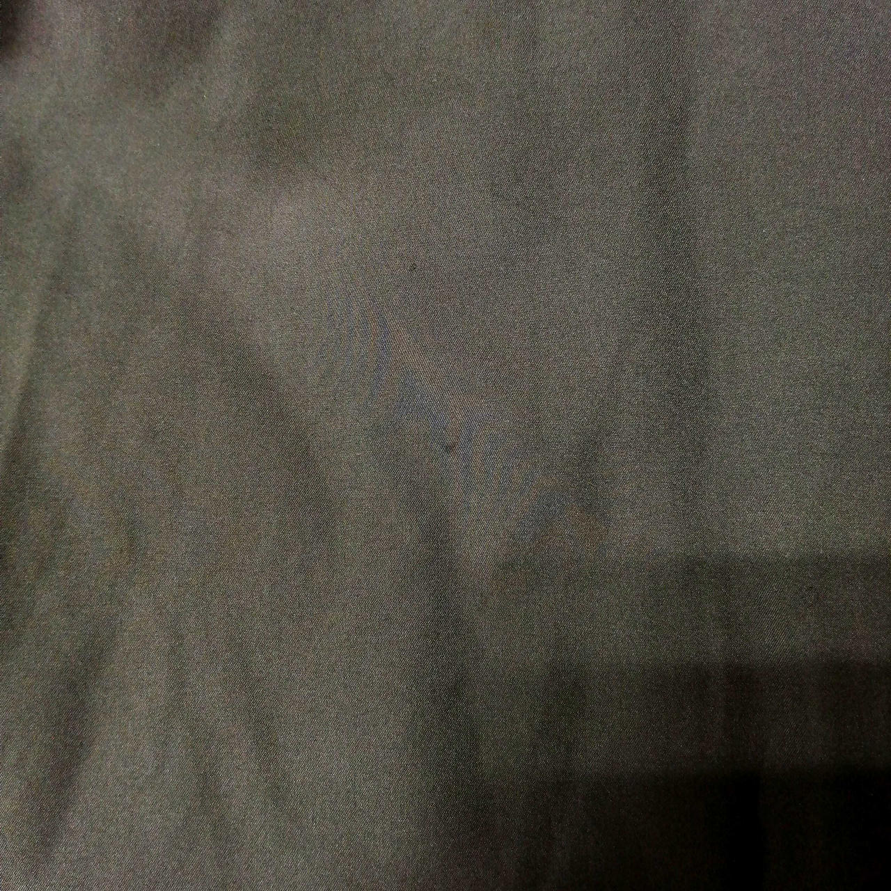 正面胸元左側に汚れがございます。