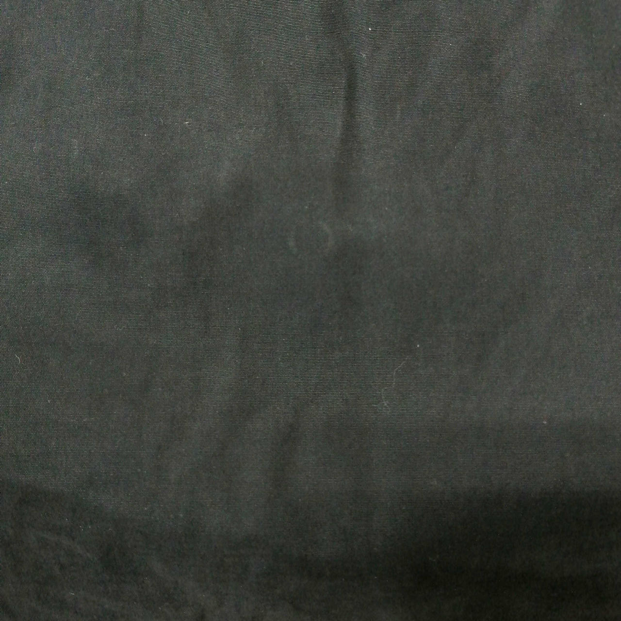 背面側の下方に丸い汚れがございます。