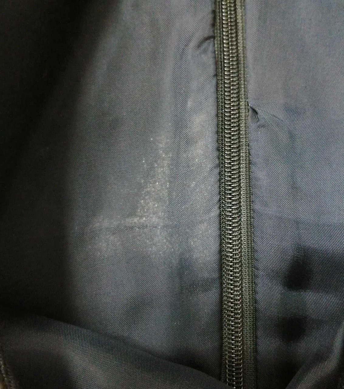 内側に汚れがございます。