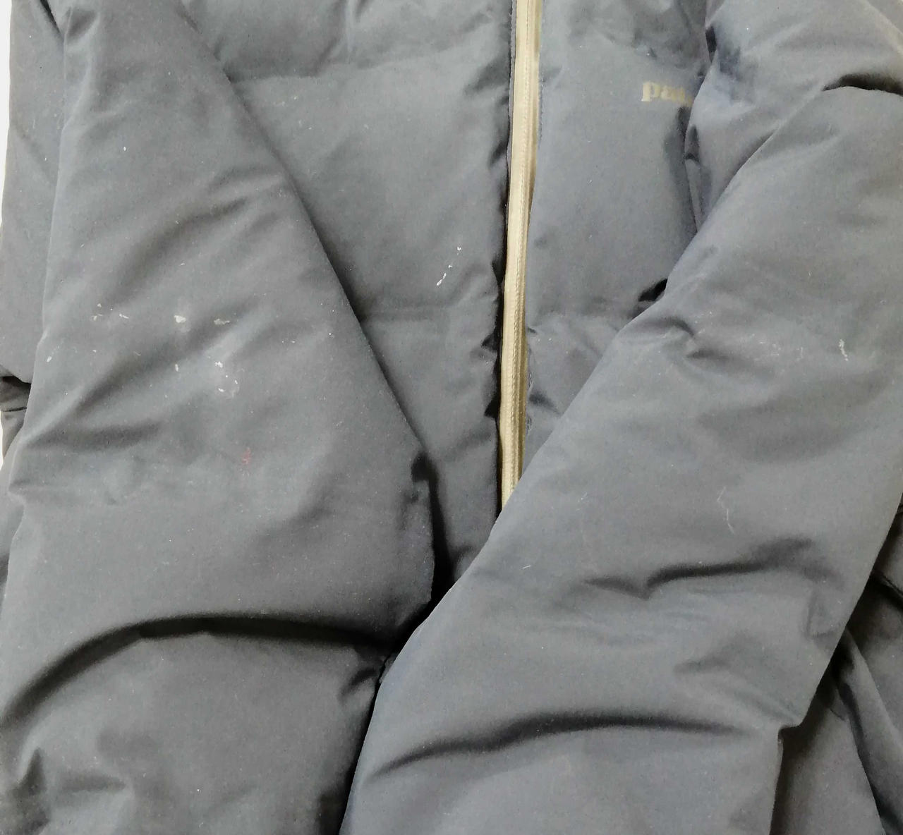 両袖に汚れがございます。