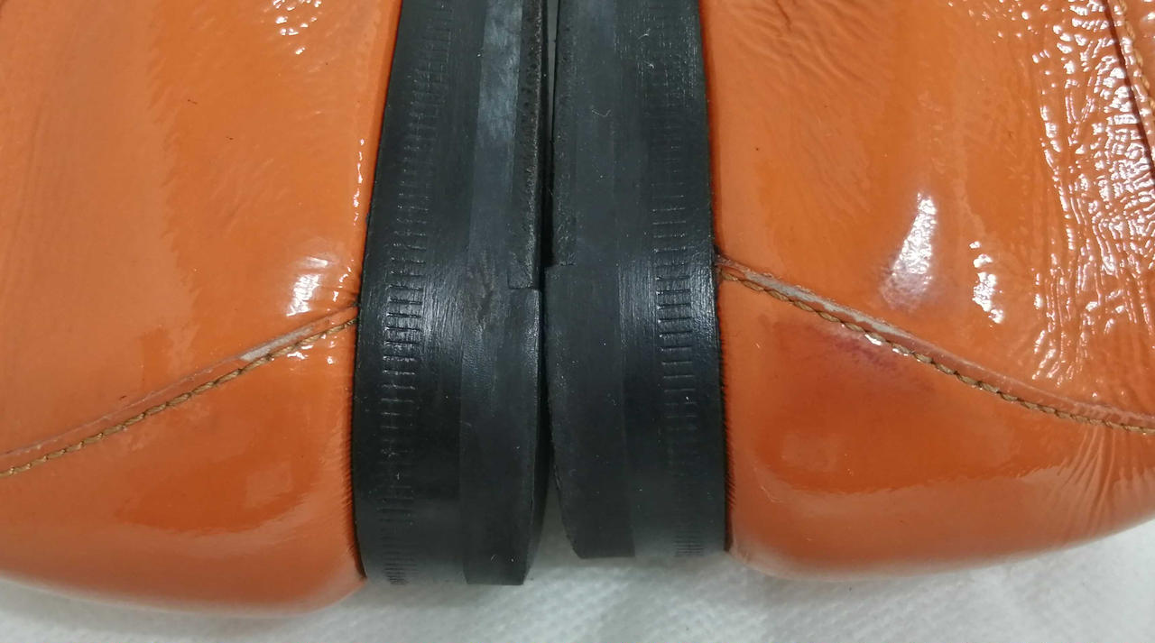 かかとにスレ、汚れ有り