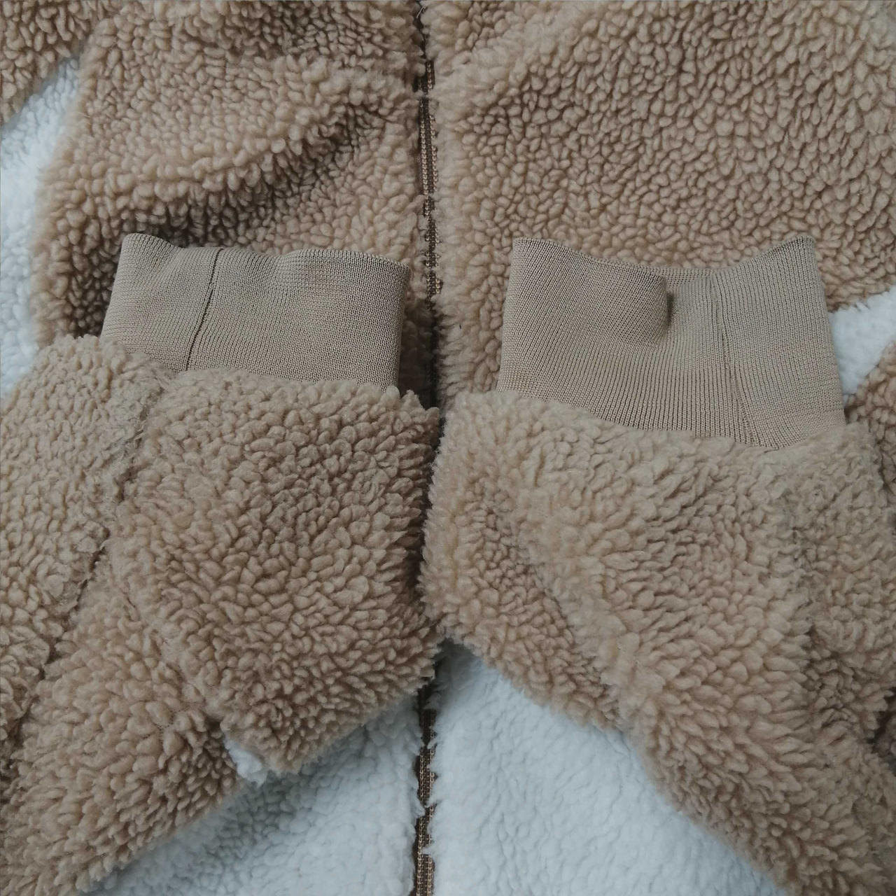 袖裏変色有り。