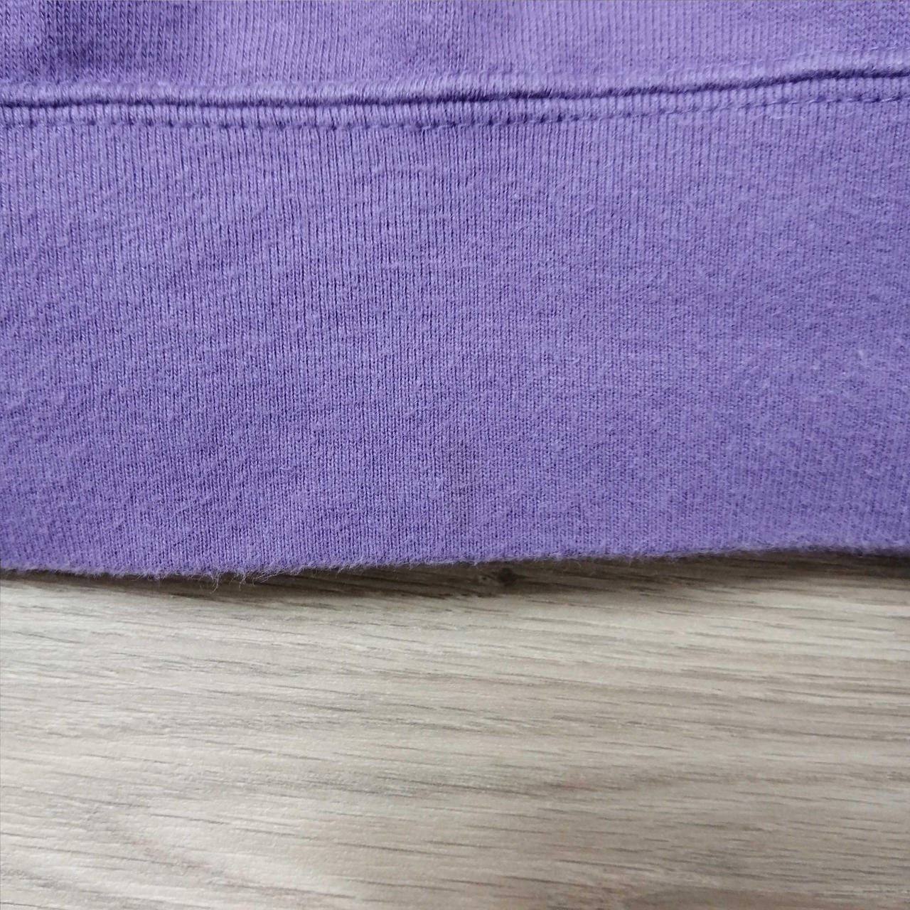 目立たないシミ汚れがございます。