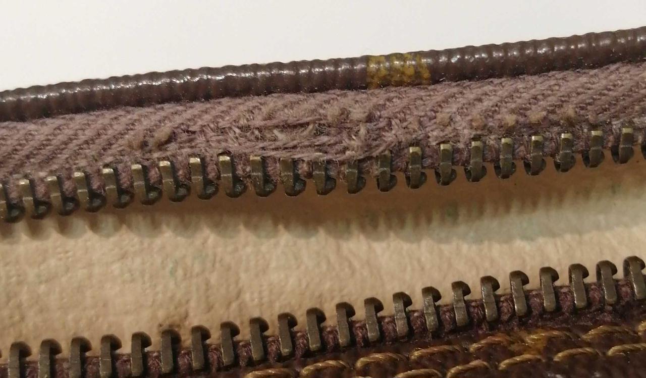 ファスナーほつれ有り