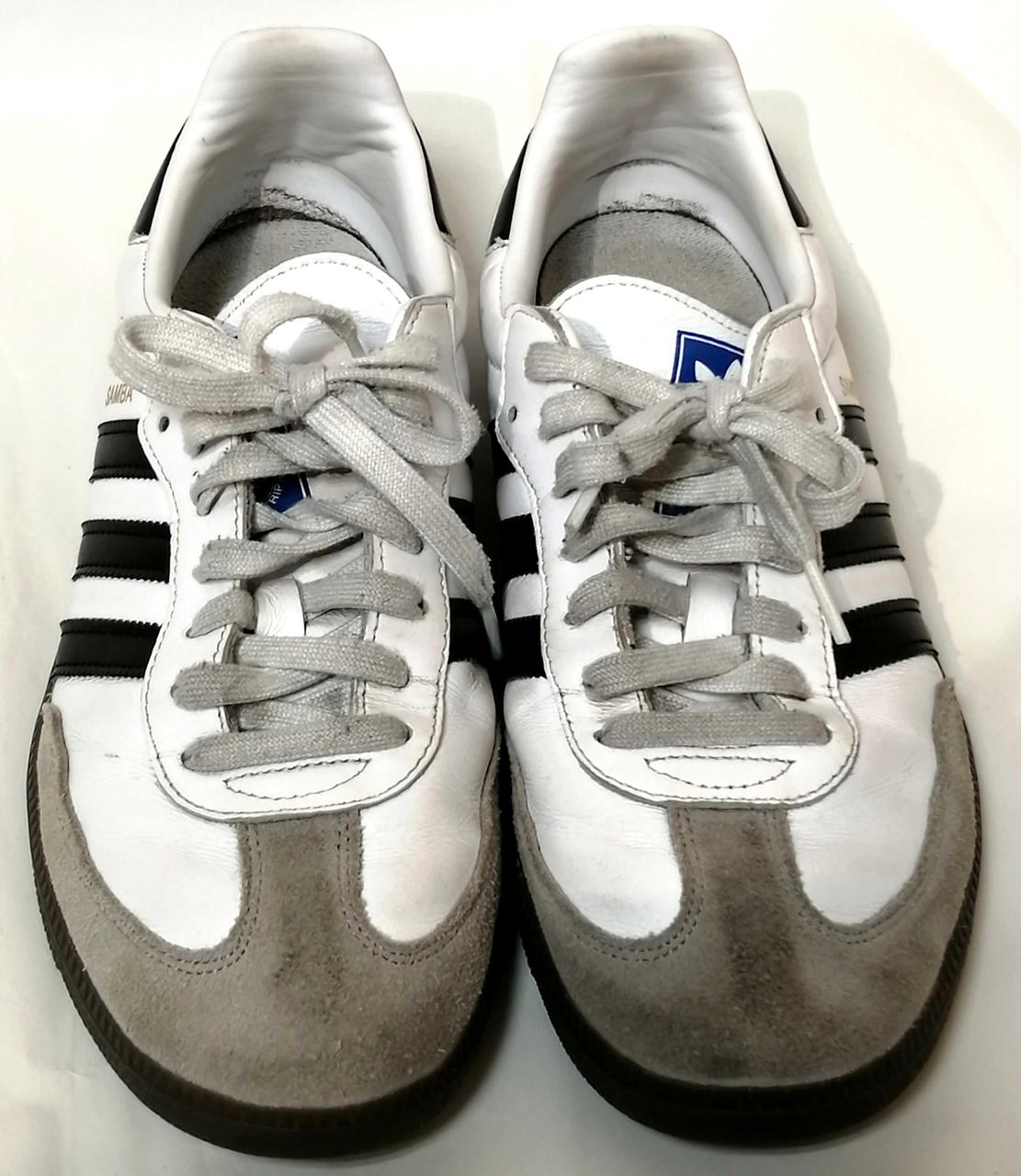 つま先、靴紐汚れ有