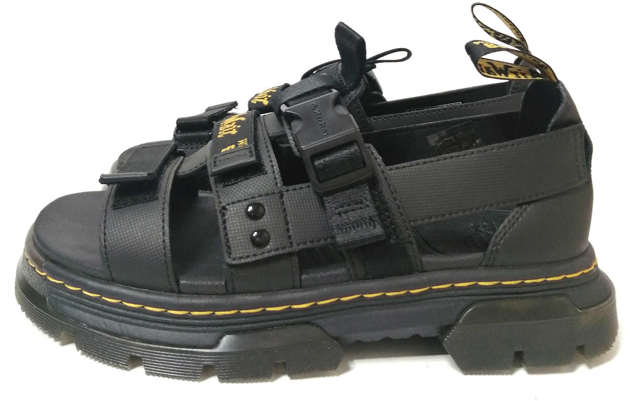 DR.MARTENS 型番：31574001 マルチストラップサンダル