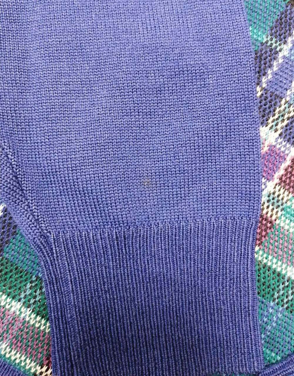 目立たないシミ汚れ有り。