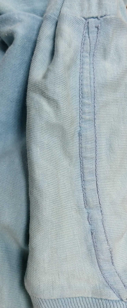 肩のステッチにほつれがございます。