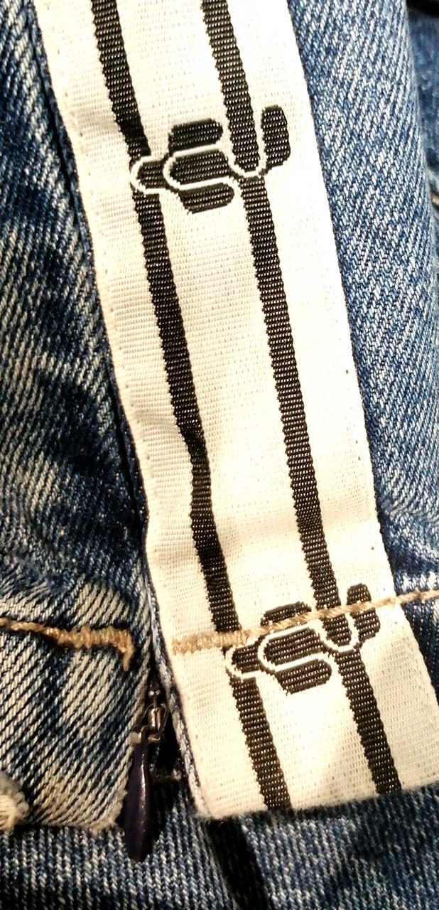 両サイドにジッパー付
