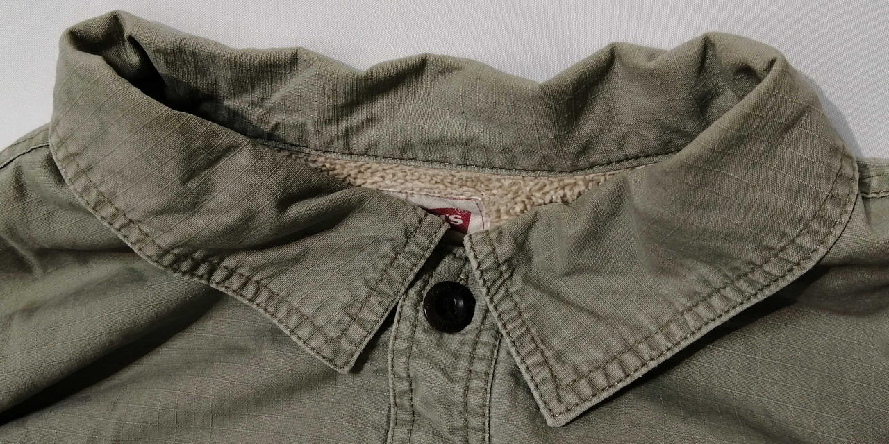 襟元汚れ有り