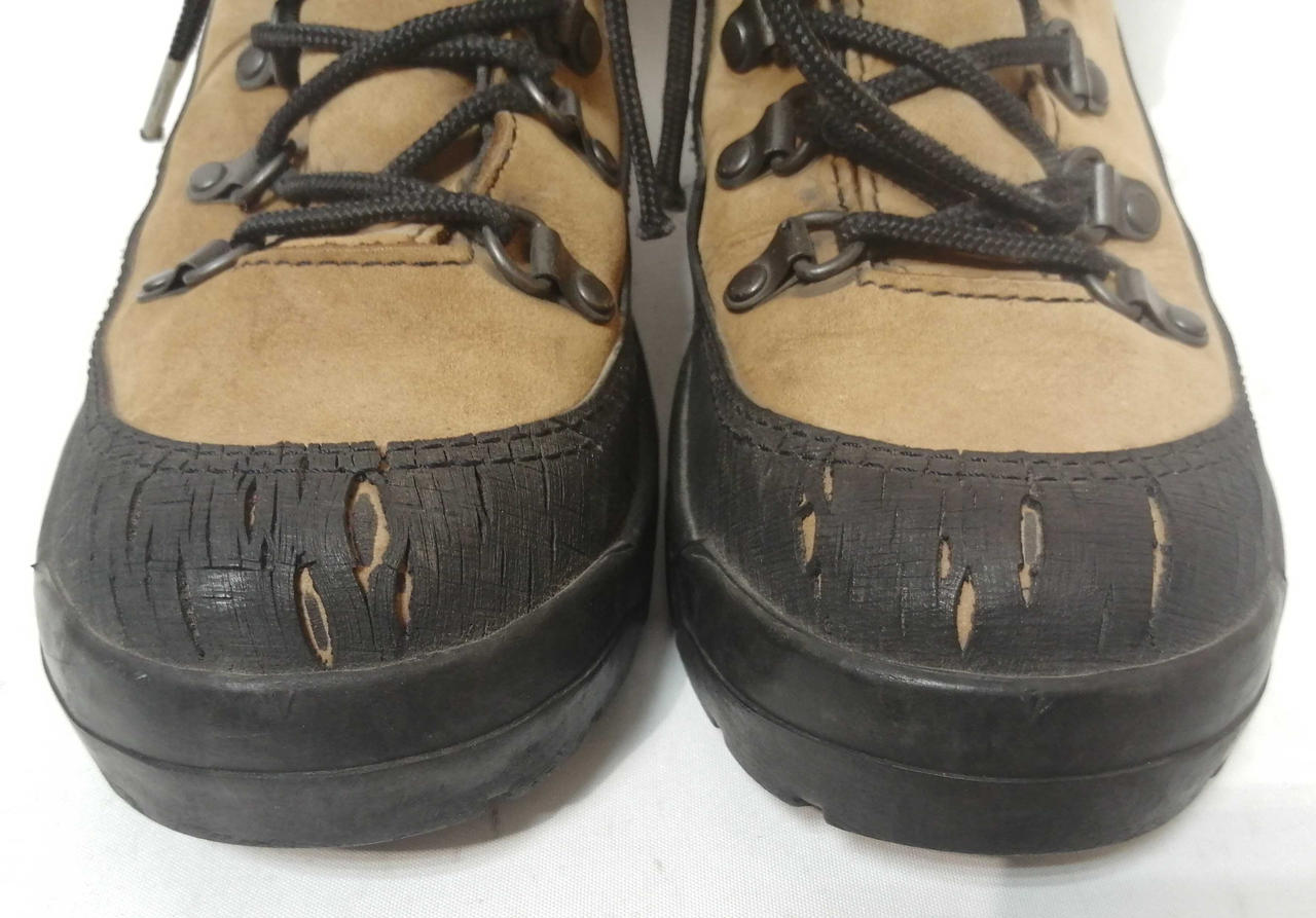 つま先ヒビ割れ有