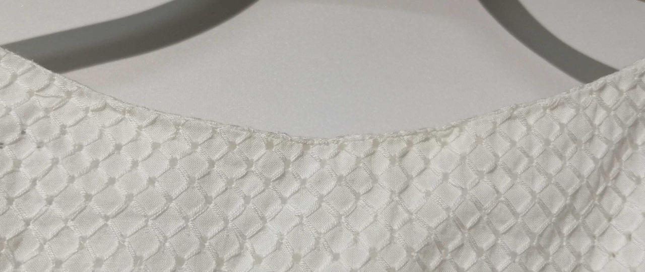 襟元薄汚れ有り