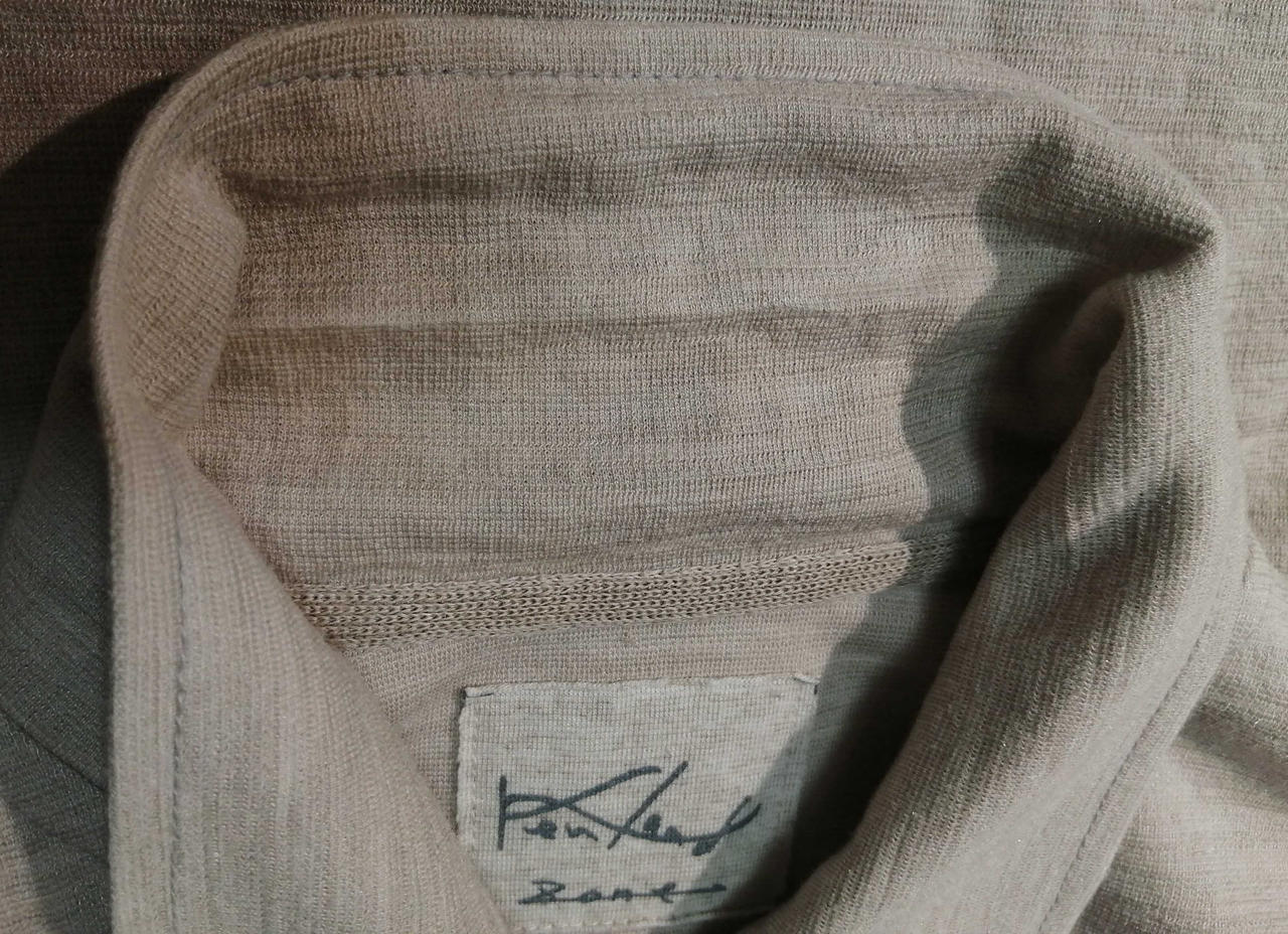 襟元少々色ヤケ有り